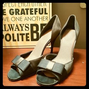 ☕ 2/$30 | Stuart Weitzman brown bow heels